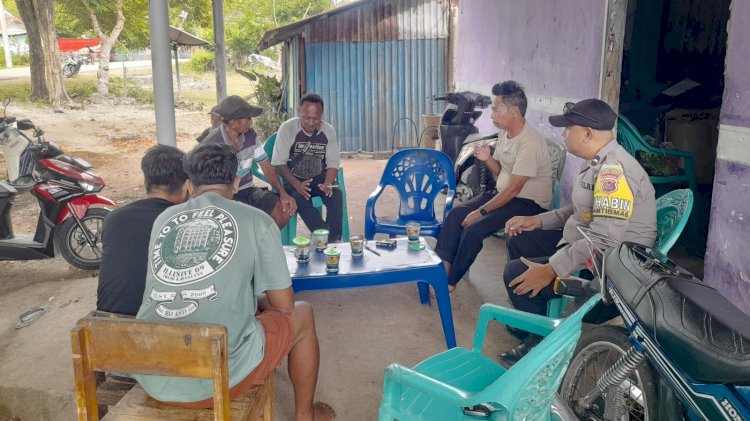Bhabinkamtibmas Polsek Rote Timur Sambangi Warga dan Dialog Jaga Kamtibmas
