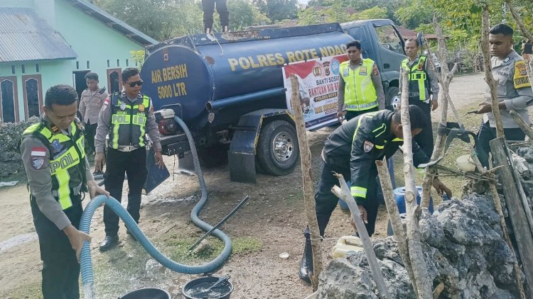 Jelang Hari Bhayangkara ke-80, Polres Rote Ndao Distribusikan Air Bersih Bagi Warga Daudolu
