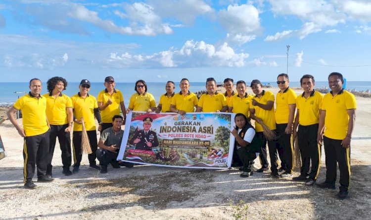 Dukung Gerakan Indonesia Asri, Polsek Lobalain Lakukan Kerja Bakti di Area Pelabuhan Baa
