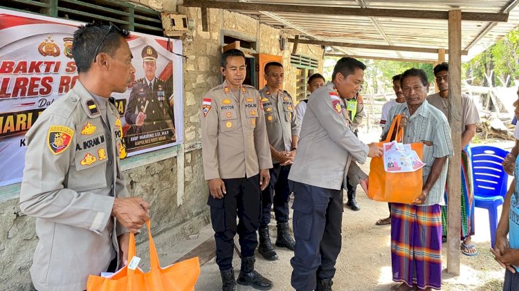 Bantuan Sosial Bagi Masyarakat di Desa Daiama, Polres Rote Ndao Terus Tebar Kebaikan