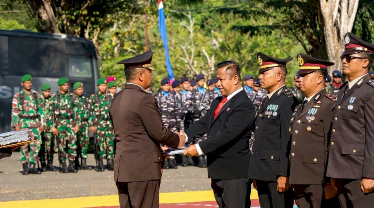 Puncak Hari Bhayangkara ke 80, Kapolres Rote Ndao Serahkan Penghargaan Kepada Personel dan Masyarakat Yang Mendukung Polri Dalam Tugas