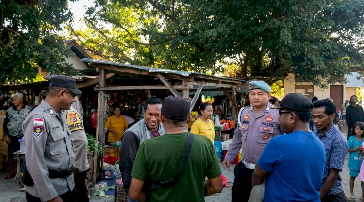 Personel Polsek Rote Tengah Melakukan Pengamanan dan Patroli di Pasar Ufalen