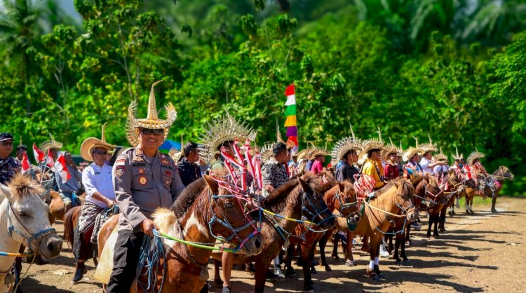 Ramaikan Festival Hus Nde'o, Kapolres Rote Ndao Ikut Menunggang Kuda  Bersama Bupati Rote Ndao