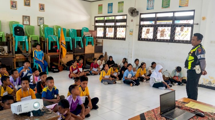 Police Goes To School, Sat Lantas Polres Rote Ndao Tingkatkan Edukasi Kamseltibcarlantas Bagi Pelajar