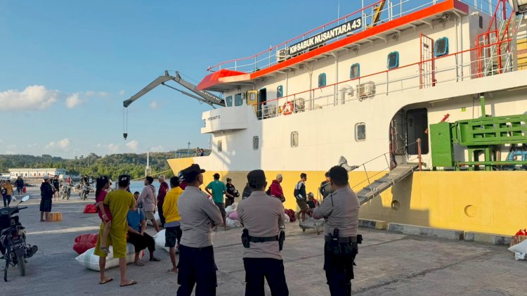 Polsek Lobalain Lakukan Pengamanan di Pelabuhan Baa,  Monitoring Keberangkatan  KM Sabuk Nusantara 43