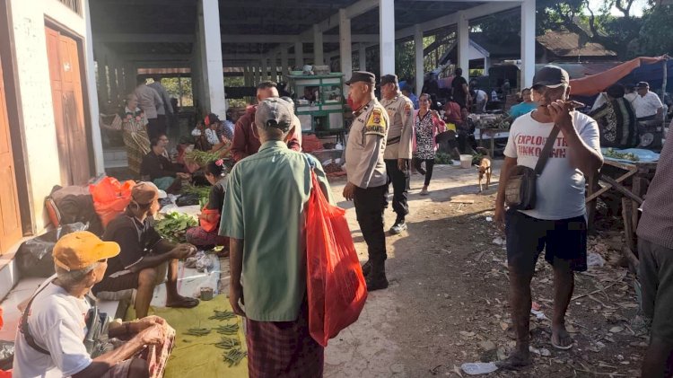 Polsek Rote Tengah Lakukan Pengamanan di Pasar Ufalen, Jamin Kenyamanan Masyarakat