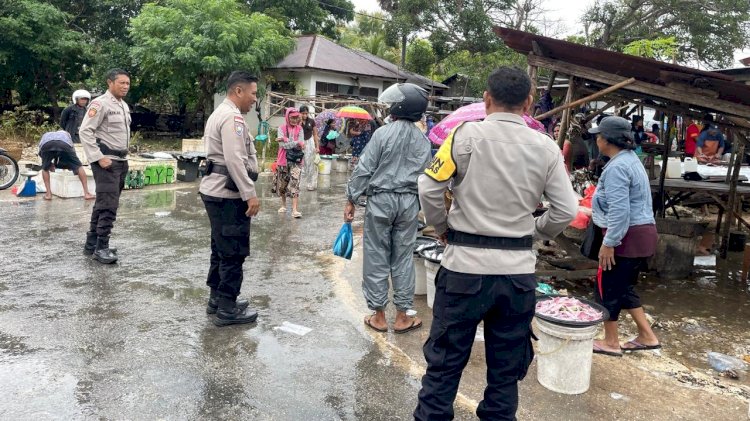 Pastikan Keamanan Masyarakat, Polsek Rote Barat Laut Lakukan Pengamanan di Pasar Busalangga
