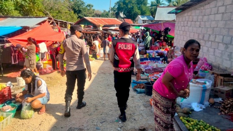 Polsek Rote Barat Gelar Patroli Dialogis di Pasar Sedeoen, Pastikan Aktifitas Ekonomi Masyarakat Berjalan Lancar