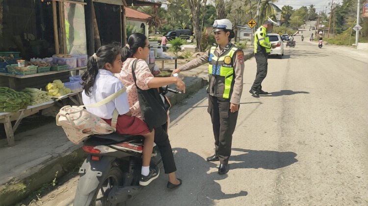 Hadir Ditengah Masyarakat, Sat Lantas Polres Rote Ndao Tingkatkan  Edukasi Keselamatan Berlalu Lintas
