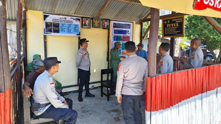 Tingkatkan Pam Swakarsa, Polsek Lobalain dan Masyarakat Perbaiki Pos Kamling Namondao Atensi Kapolda NTT