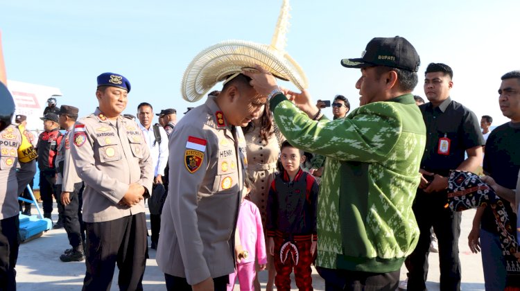 Kapolres Rote Ndao AKBP Henry Eko Irawan,S.IK Tiba di Rote, Disambut Bupati Rote Ndao  Paulus Henuk,S.H