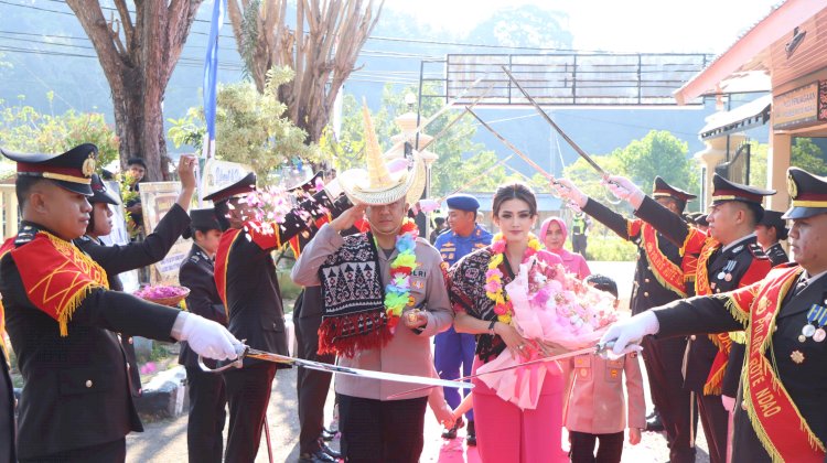 Kapolres Rote Ndao Disambut Tarian Adat dan Tradisi Kedinasan Polri  Oleh Keluarga Besar Polres Rote Ndao