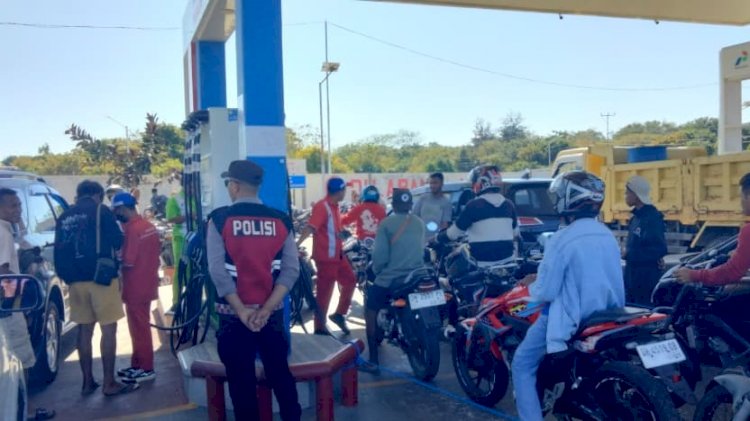 Pengamanan di SPBU Sedeoen, Upaya Polsek Rote Barat Cegah Kecelakaan Lalu Lintas dan Jamin Keamanan Masyarakat