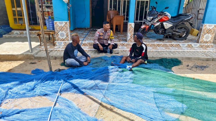 Bhabinkamtibmas Polsek Pantaibaru Sambangi Warga Pesisir, Ajak Warga Hindari Penangkapan Ikan Dengan Bahan Peledak