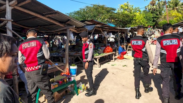 Patroli di Pasar Busalangga, Satuan Samapta Polres Rote Ndao Pastikan Keamanan dan Kenyamanan Masyarakat