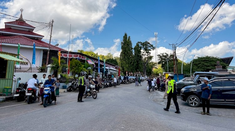 Satuan Lalu Lintas Polres Rote Ndao Lakukan Pengamanan Saat Sholat Jumat