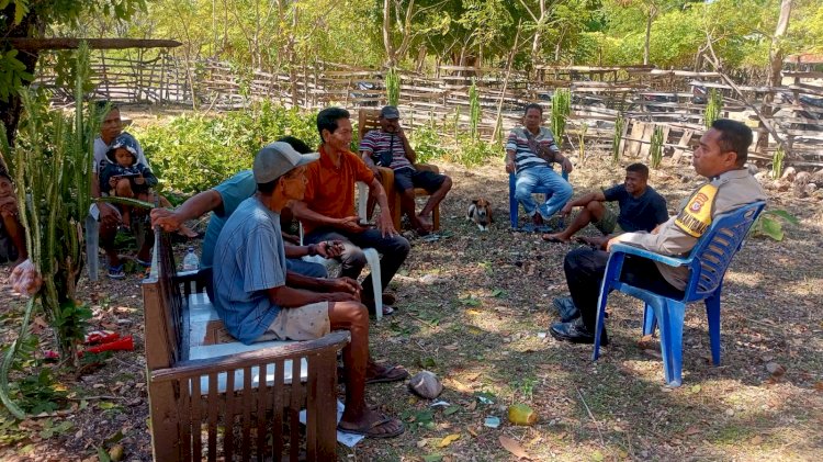 Sambangi Warga, Bhabinkamtibmas Polsek Rote Barat Daya Ajak Warga Jaga Kamtibmas