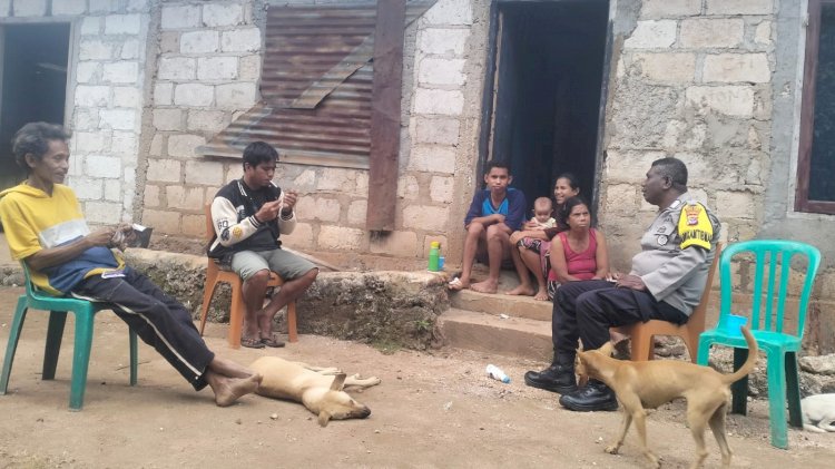 Bhabinkamtibmas Polsek Rote Selatan Sambangi Warga, Bangun Dialog Jaga Kamtibmas