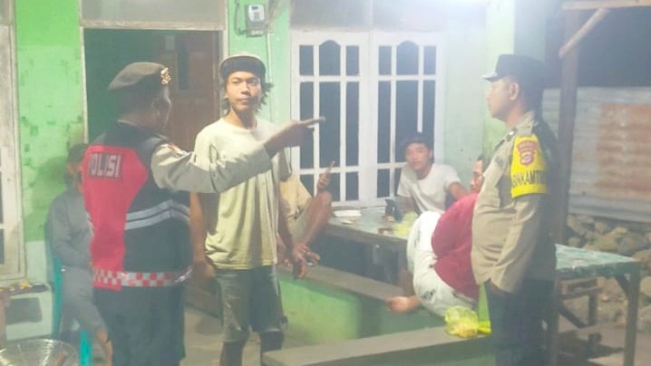 Cegah Gangguan Kamtibmas, Patroli Malam Polsek Rote Barat Sisir Pemukiman Warga
