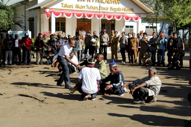 Ritual Bau Lolon Satukan Dua Kampung, Kapolda NTT Dorong Perdamaian Jadi Komitmen Bersama