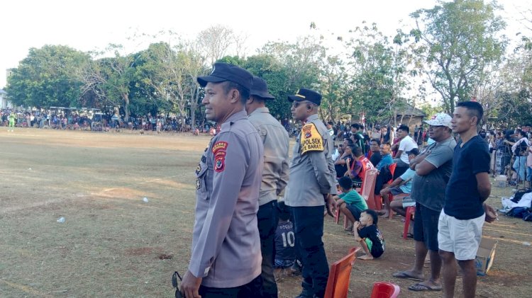 Polsek Rote Barat Lakukan Pengamanan Pertandingan Sepakbola Oenale Cup IV