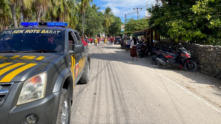 Polsek Rote Barat Lakukan Pengawalan Karnaval Tingkat Kecamatan Rote Barat