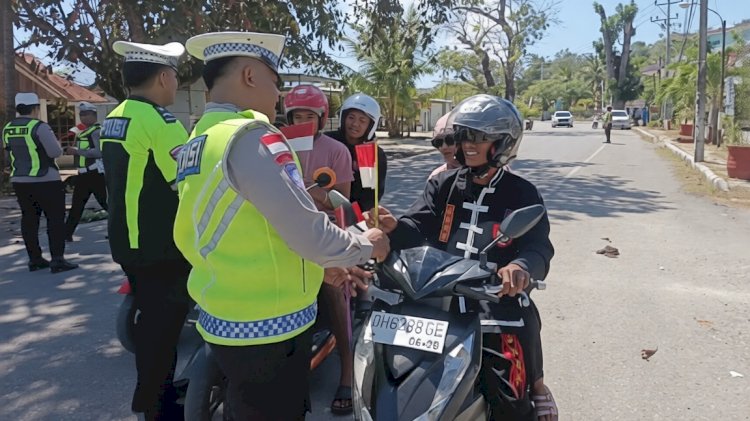 Jelang Karnaval Pembangunan, Sat Lantas Polres Rote Ndao Bagikan Bendera Bagi Masyarakat