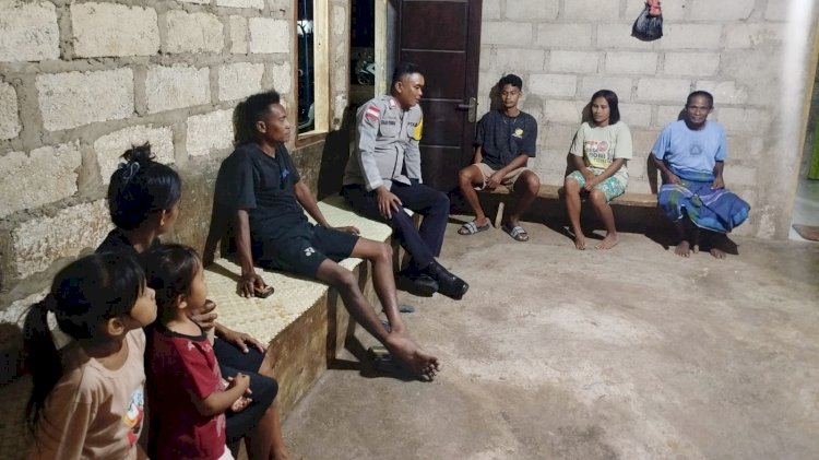 Sambangi Warga, Bhabinkamtibmas Polsek Rote Barat Laut Ajak Jaga Kamtibmas Tetap Kondusif