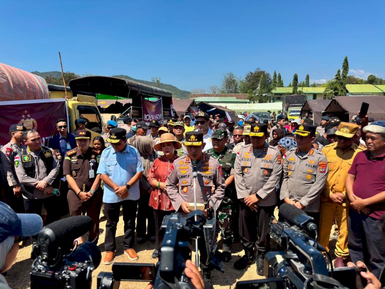 Polri Perkuat Penanganan Gempa NTT, Kapolri Tinjau Lokasi Terdampak dan Serahkan Bantuan