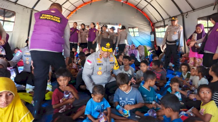 Di Tengah Luka Gempa, Kapolda NTT Hadir untuk Pulihkan Trauma Anak-Anak Nagekeo