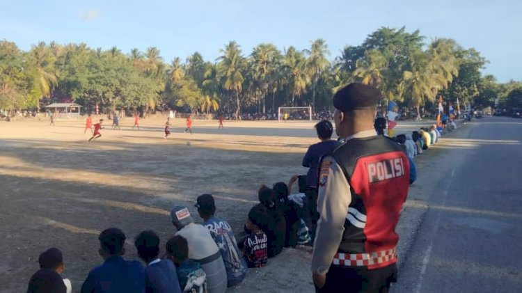 Polsek Rote Barat Lakukan Pengamanan Pertandingan Sepakbola Camat Rote Barat Cup III