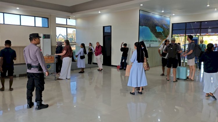 Jaga Kenyamanan Masyarakat, Polsek Lobalain Lakukan Pengamanan di Bandara D C Saudale