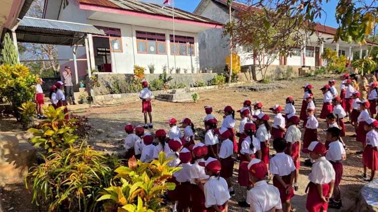 Personel Polsek Pantaibaru Jadi Inspektur Upacara di Sekolah, Upaya Bentuk Generasi NTT Yang Disiplin dan Bermoral
