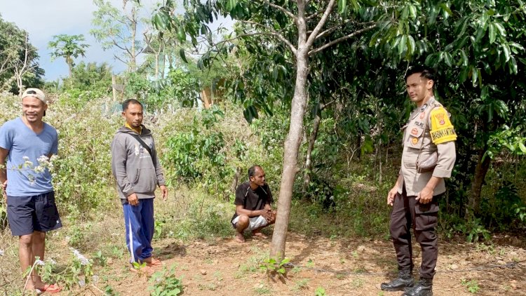 Sambangi Warga, Bhabinkamtibmas Polsek Rote Selatan Ajak Warga Cegah Karhutla