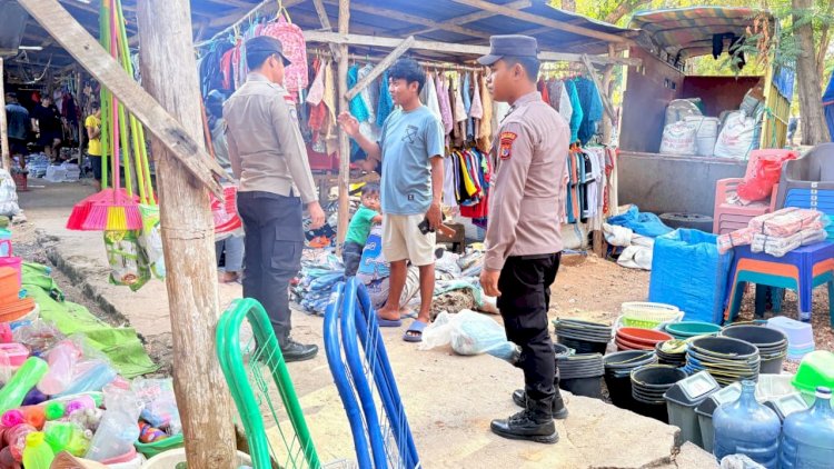 Patroli Dialogis di Pasar Sakubatun, Polsek Rote Barat Daya Jamin Keamanan Masyarakat