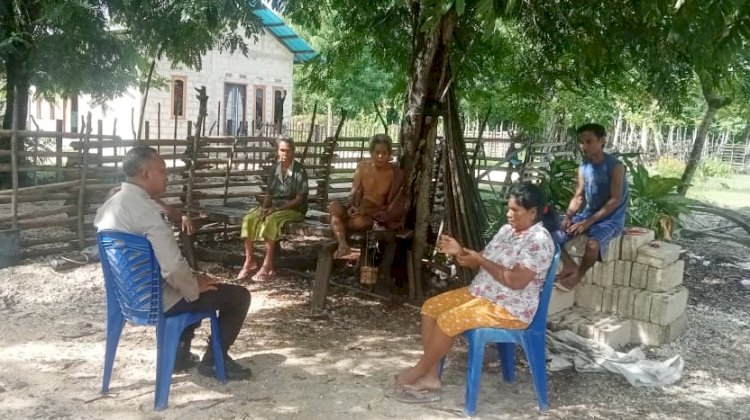 Sambangi Warga, BhabinkamtIbmas Polsek Rote Timur Hadirkan Rasa Aman Bagi Warga Binaan