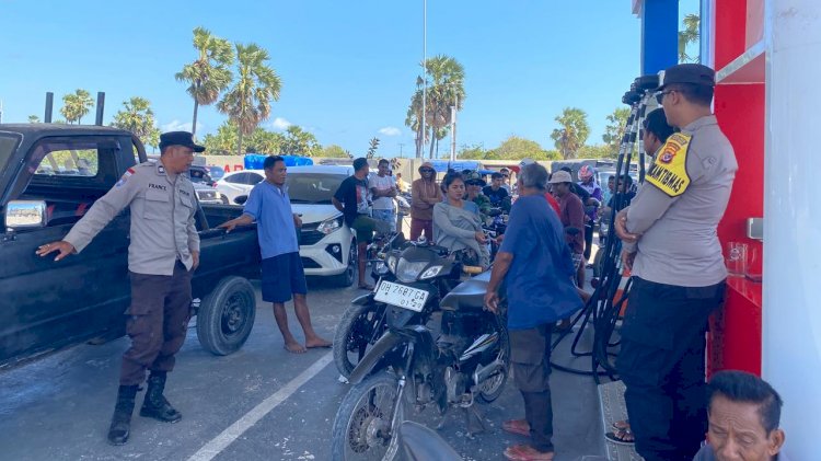 Polsek Rote Barat Intensifkan Pengamanan di SPBU Sedeoen, Pastikan Pelayanan  BBM Tetap Lancar