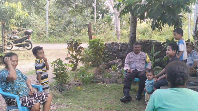 Sambangi Warga, Bhabinkamtibmas Polsek Rote Selatan  Ajak Warga Bijak Bermedia Sosial