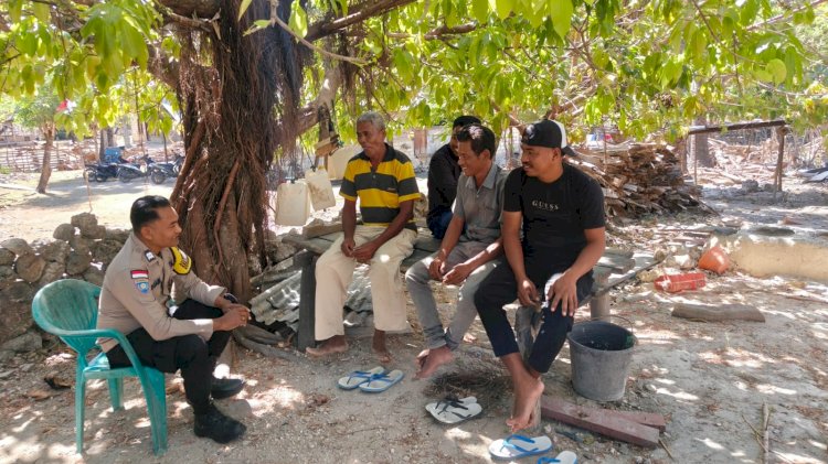 Bhabinkamtibmas Polsek Rote Barat Daya Sambangi Warga, Perkuat Kerjasama Jaga Kamtibmas