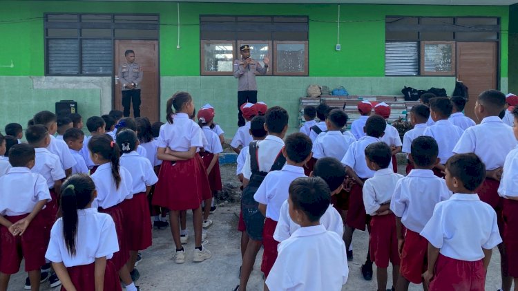 Kapolsek Rote Barat Laut Pimpin Apel Disekolah, Beri Motivasi Bagi Siswa dan Edukasi Untuk Taat Terhadap Aturan