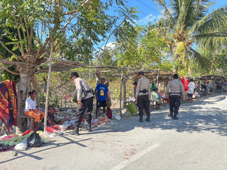 Hadir di Tengah Masyarakat, Personel Polsubsektor Suelain Ciptakan Kamtibmas Saat Patroli Pasar
