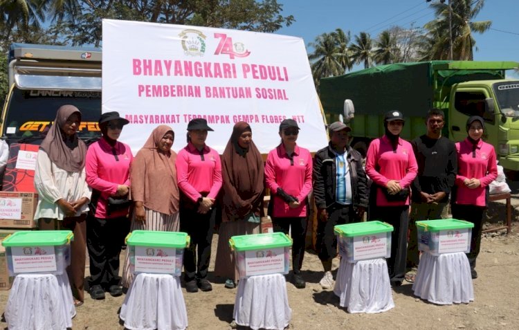 Ketua Umum Bhayangkari Salurkan Beragam Bantuan untuk Korban Gempa di Flores