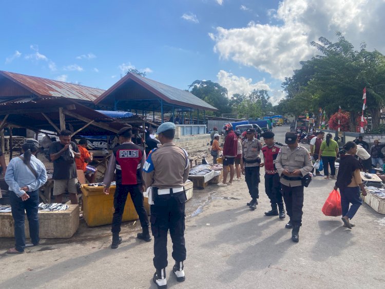 Pastikan Aman dan Lancar, Personel Polsek Rote Barat Laut Gelar Patroli Rutin di Pasar Busalangga