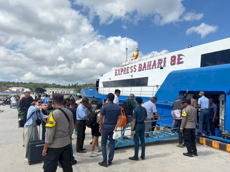 Pengamanan Rutin Personel Polsek Lobalain di Pelabuhan Ba'a, Pastikan Bongkar Muat Kapal Berjalan Aman