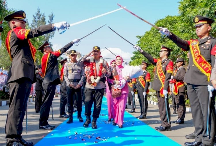 Natoni, Tarian Daerah hingga Pedang Pora, Sambut Kehadiran Kapolda NTT Irjen Pol. Reza Arief Dewanto di Mapolda