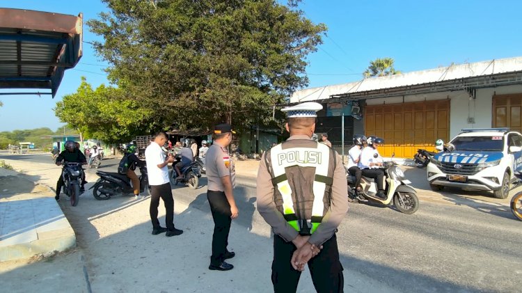 Kapolres Rote Ndao Turun Langsung Awasi Pengaturan Lalu Lintas Pagi, Wujudkan Pelayanan Prima dan Kehadiran Polri di Tengah Masyarakat