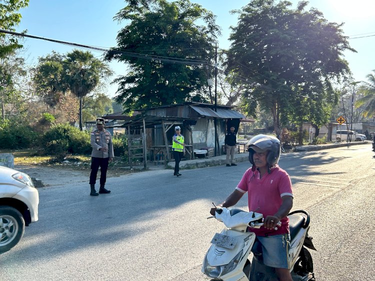 Pastikan Aktivitas Masyarakat Berjalan Lancar, Wakapolres Rote Ndao Turut Dalam Pengaturan Lalu lintas Pagi