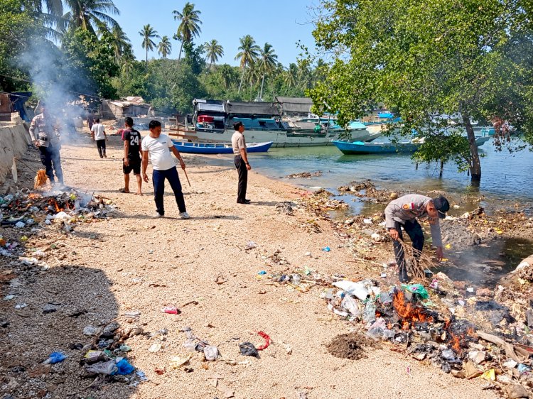 Dukung Program Green Policing Kapolri, Polsek Lobalain dan Masyarakat Bersihkan Pantai Namondao